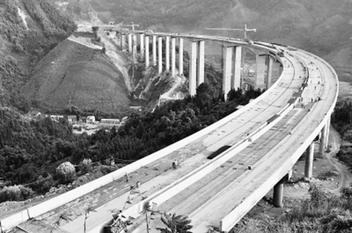 　　俯瞰建設(shè)中的拉會高架大橋，“C”字形蔚為壯觀。.jpg
